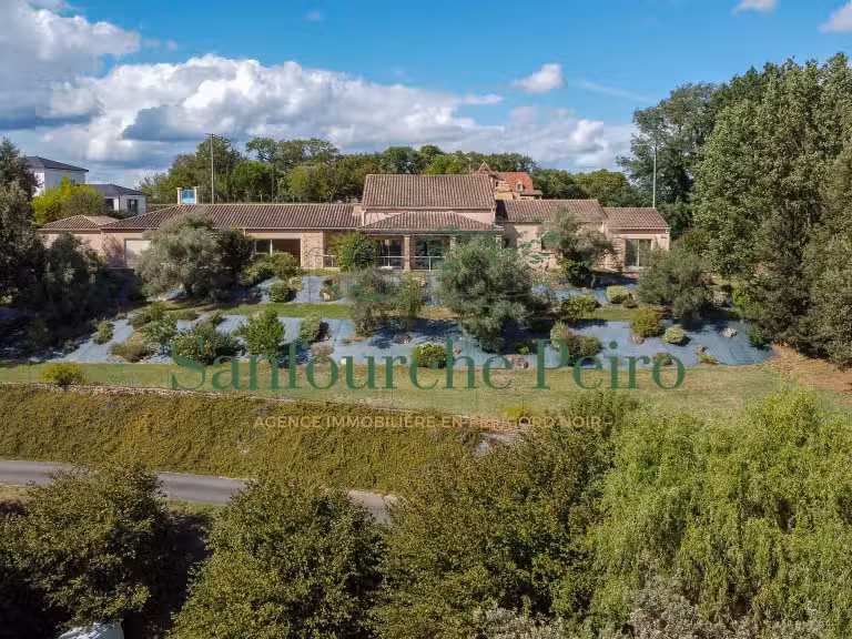 Maison Sarlat-la-Canéda - 3 chambres - 237m²