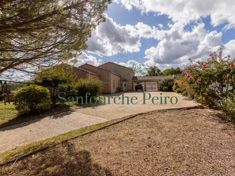 Maison Sarlat-la-Canéda - 3 chambres - 237m²