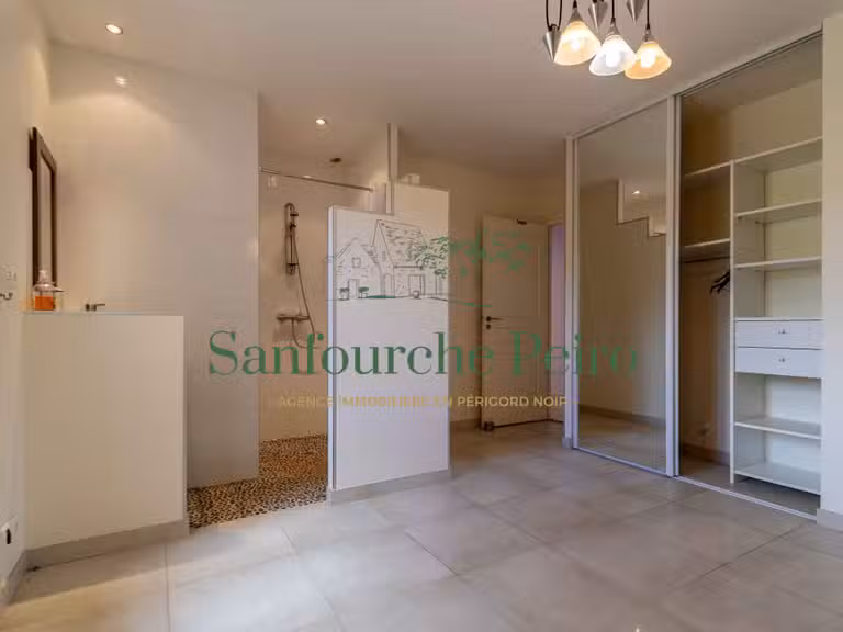 Maison Sarlat-la-Canéda - 3 chambres - 237m²