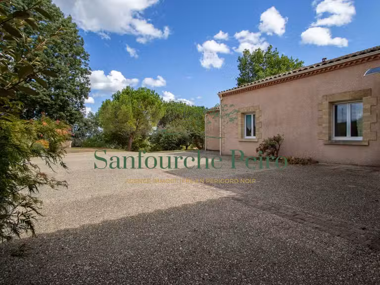 Maison Sarlat-la-Canéda - 3 chambres - 237m²