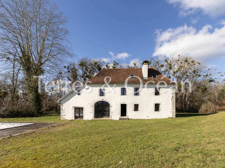 Maison Sauveterre-de-Béarn - 6 chambres - 300m²