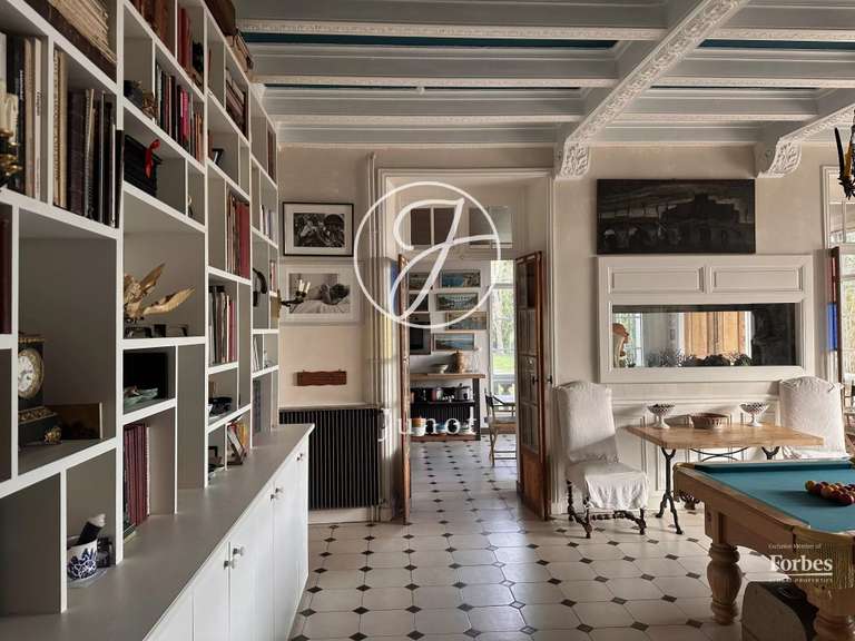 Castle Sens - 15 bedrooms - 946m²