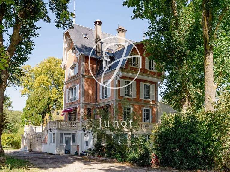 Manor Sens - 8 bedrooms - 960m²