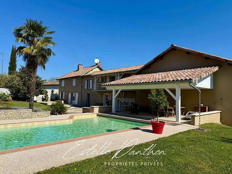 House Sérézin-de-la-Tour - 5 bedrooms