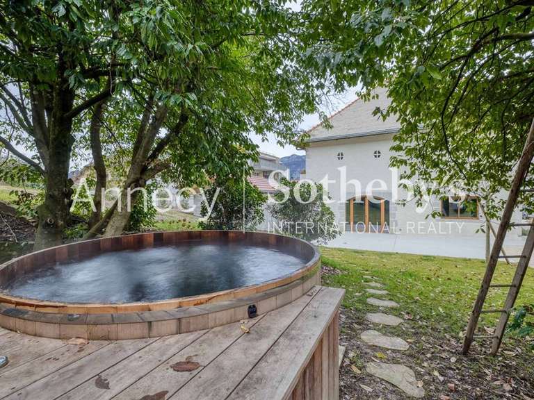 Maison Sévrier - 3 chambres - 303m²