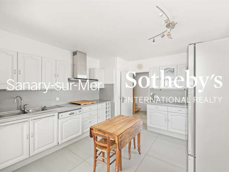 House Six-Fours-les-Plages - 4 bedrooms - 200m²