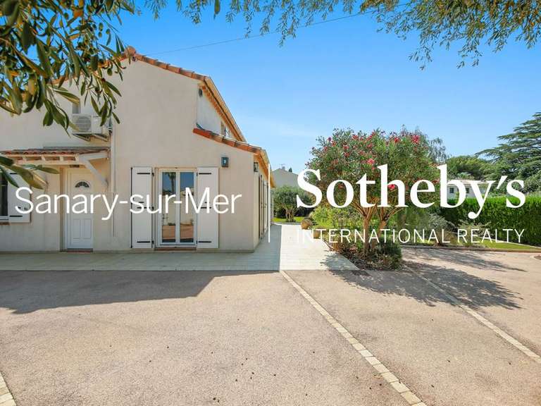 House Six-Fours-les-Plages - 4 bedrooms - 200m²