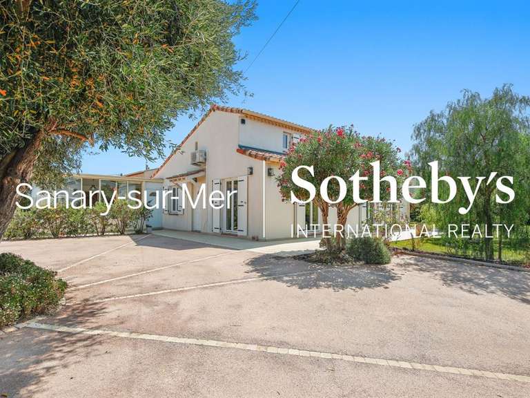 House Six-Fours-les-Plages - 4 bedrooms - 200m²