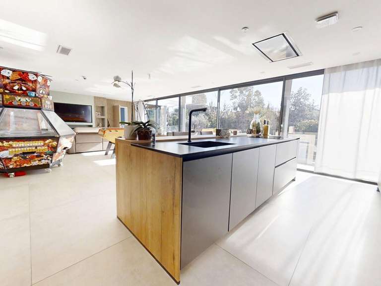 House Six-Fours-les-Plages - 5 bedrooms - 215m²