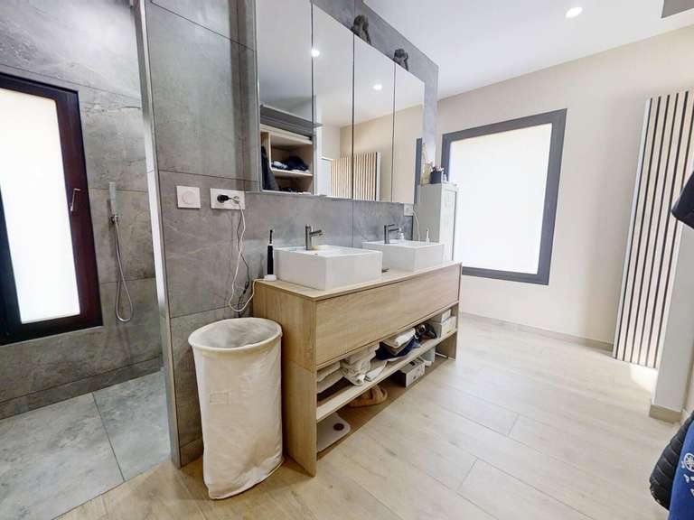 House Six-Fours-les-Plages - 5 bedrooms - 215m²