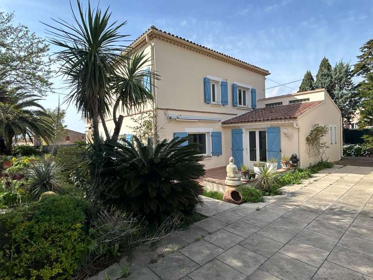 House Six-Fours-les-Plages - 5 bedrooms - 170m²