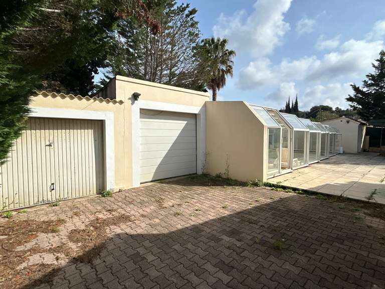 House Six-Fours-les-Plages - 5 bedrooms - 170m²