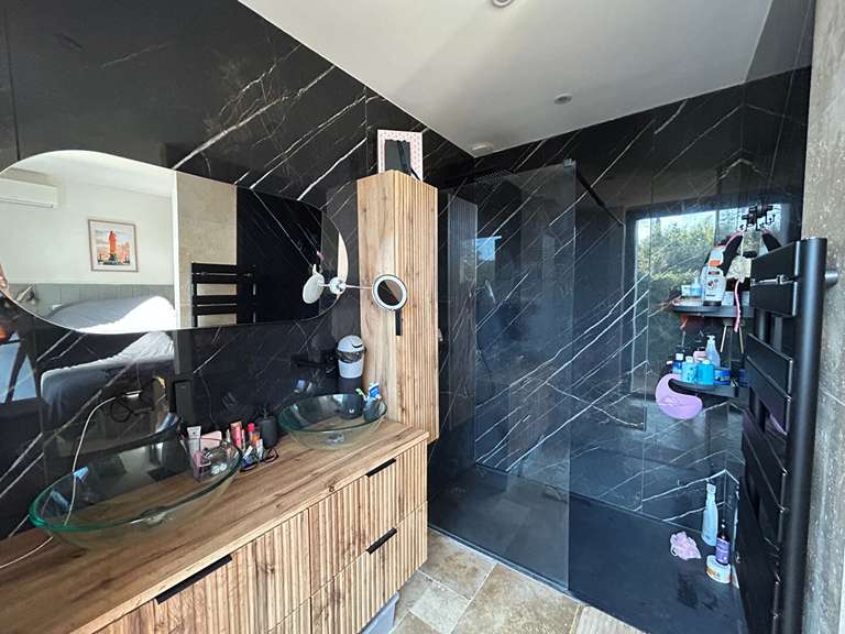 Maison Six-Fours-les-Plages - 5 chambres - 215m²