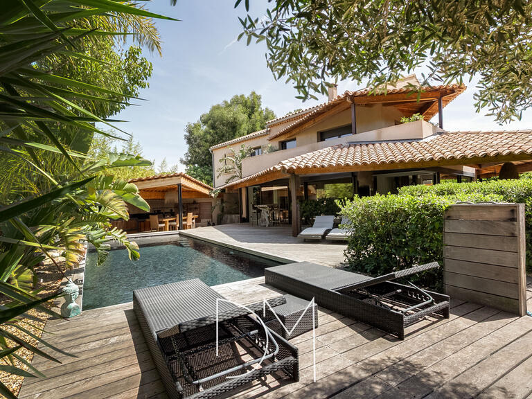 Villa Six-Fours-les-Plages - 5 chambres - 247m²