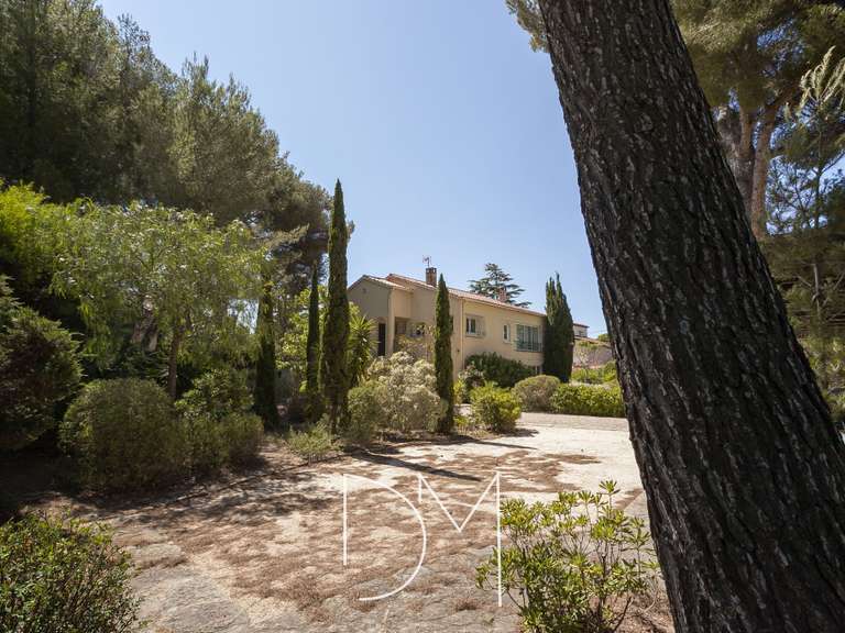 Villa Six-Fours-les-Plages - 5 chambres - 166m²