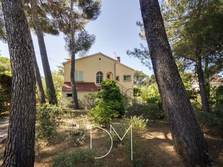 Villa Six-Fours-les-Plages - 5 chambres - 166m²