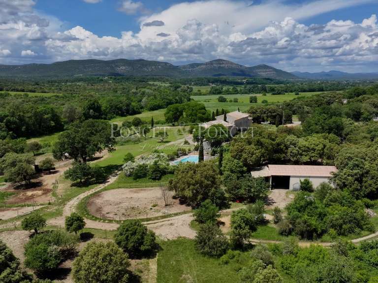 Propriété Sommières - 12 chambres - 900m²