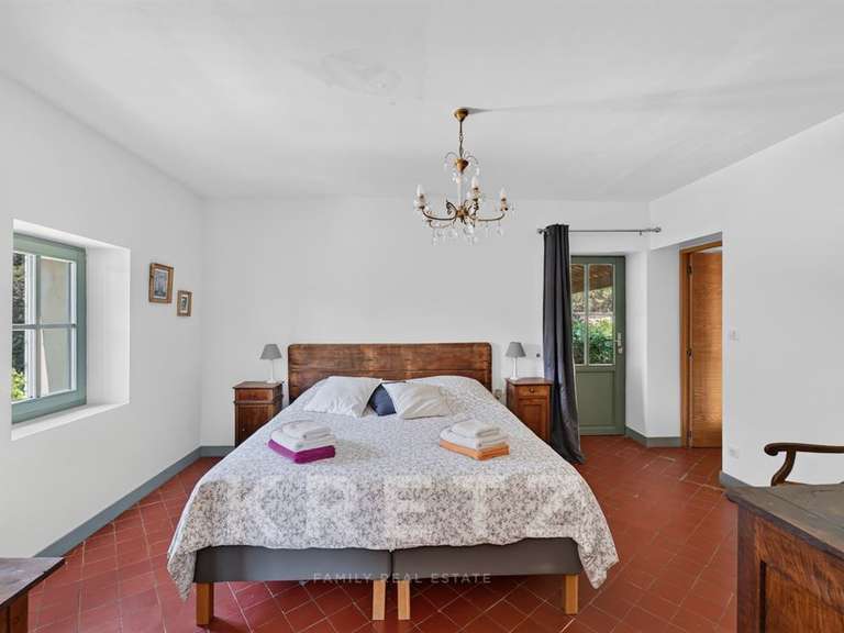 Maison Taillades - 5 chambres - 200m²