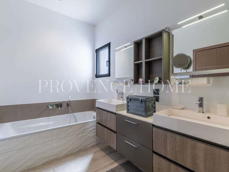 Maison Taillades - 4 chambres - 190m²