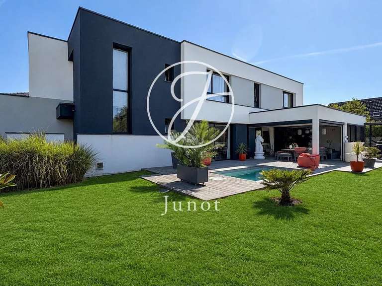 Maison Templeuve-en-Pévèle - 4 chambres - 251m²
