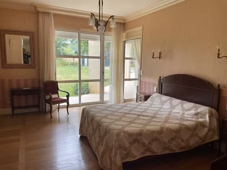 Maison Terrasson-Lavilledieu - 4 chambres - 247m²