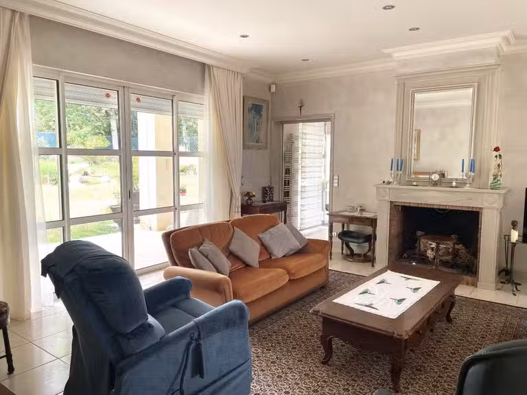 Maison Terrasson-Lavilledieu - 4 chambres - 247m²