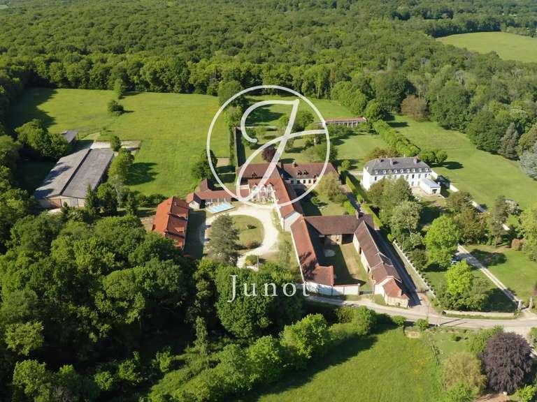 Propriété Toucy - 14 chambres - 3000m²