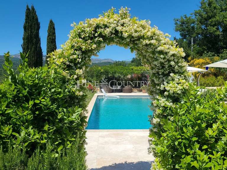 Maison Tourrettes - 5 chambres - 328m²