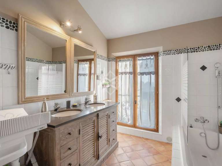 House Tourrettes - 5 bedrooms - 196m²