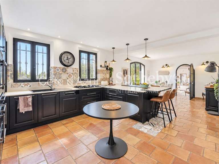 Maison Tourrettes - 5 chambres - 196m²