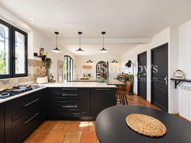 Maison Tourrettes - 5 chambres - 196m²