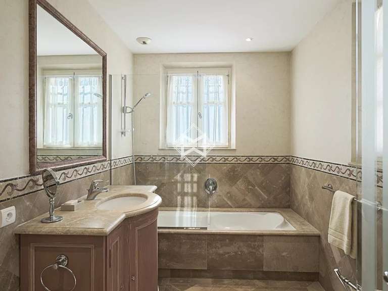 Villa Tourrettes - 4 bedrooms - 327m²