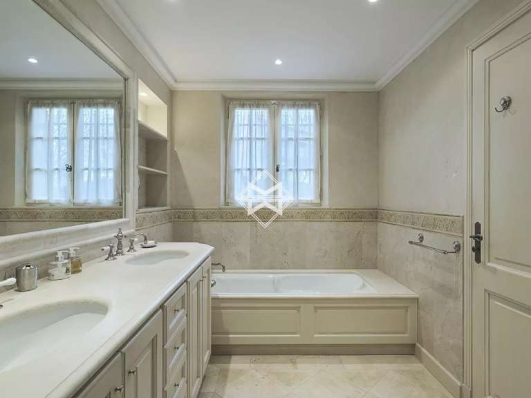 Villa Tourrettes - 4 bedrooms - 327m²