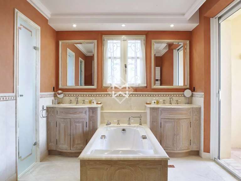 Villa Tourrettes - 4 bedrooms - 327m²