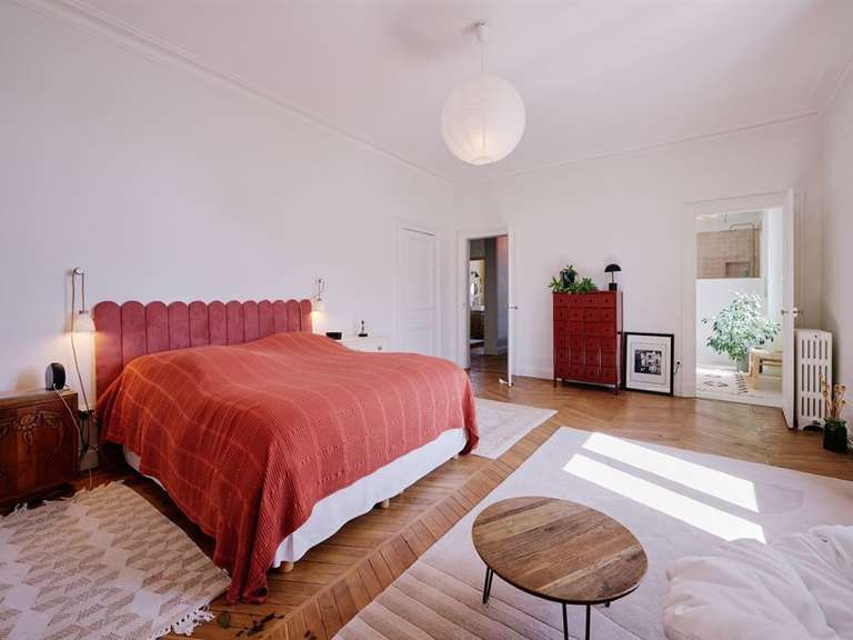 House Tours - 7 bedrooms - 328m²