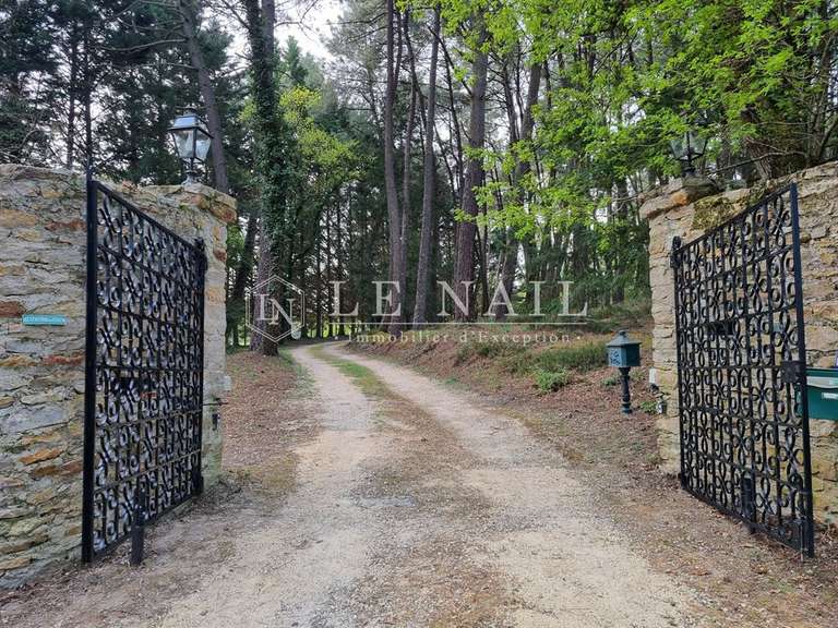 House Tours - 7 bedrooms - 303m²