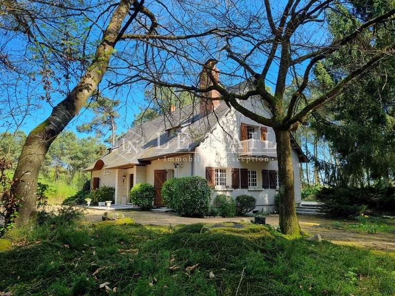 Maison Tours - 7 chambres - 303m²