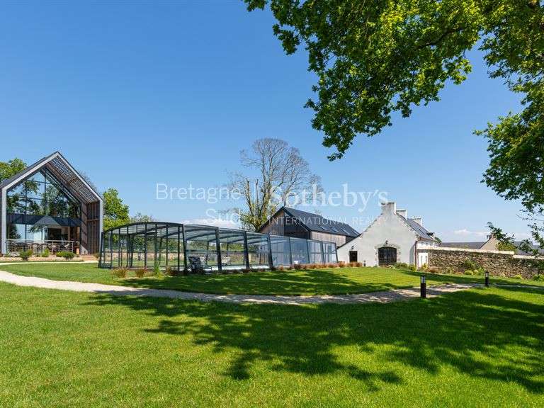 Propriété Tréméoc - 16 chambres - 810m²