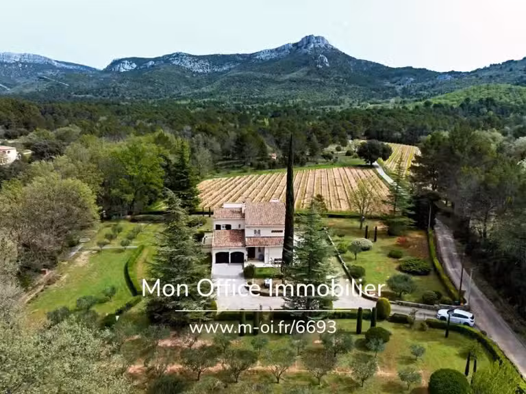 Maison Trets - 4 chambres - 250m²