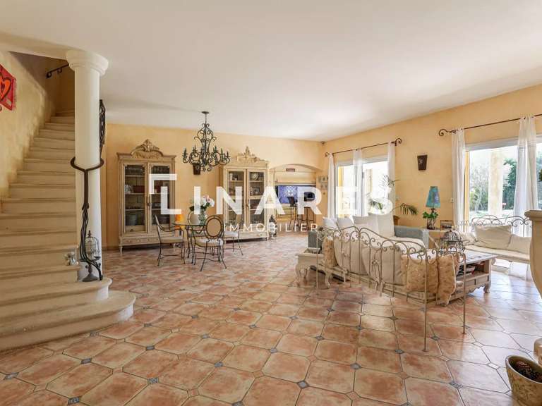 Property Trets - 6 bedrooms - 230m²