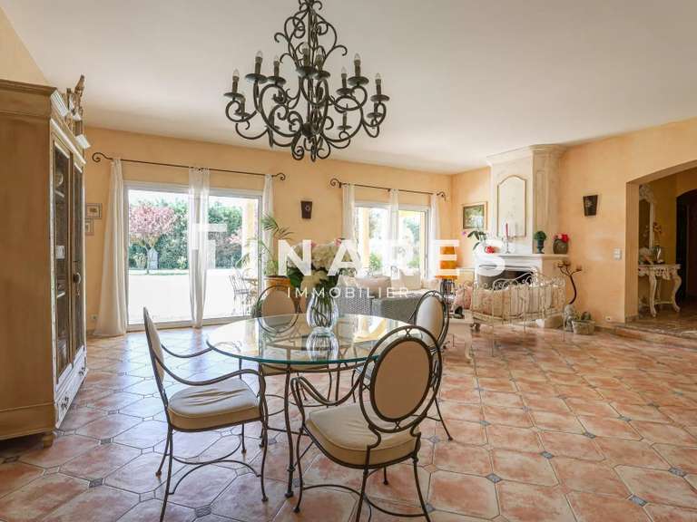 Property Trets - 6 bedrooms - 230m²