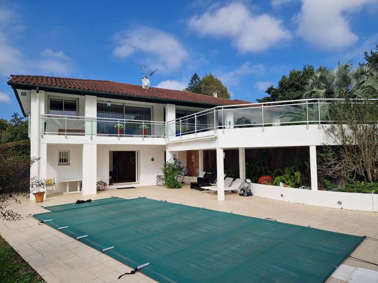 Maison Urrugne - 3 chambres - 238m²