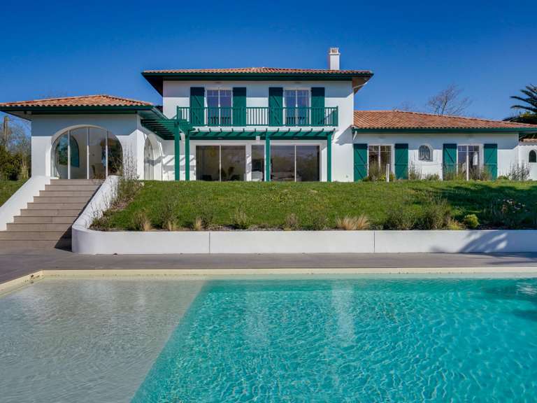 House Urrugne - 7 bedrooms - 330m²