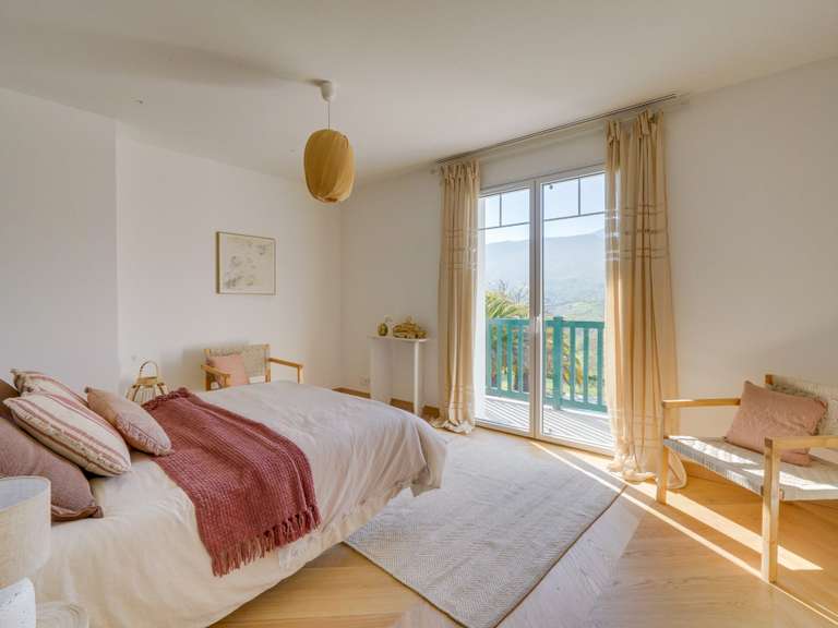 House Urrugne - 7 bedrooms - 330m²