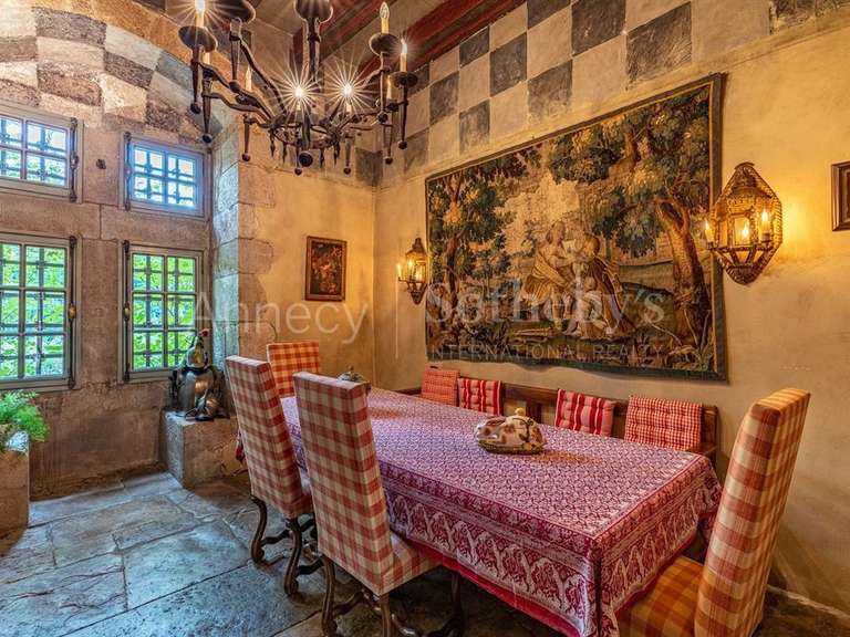 Château Usinens - 8 chambres - 685m²