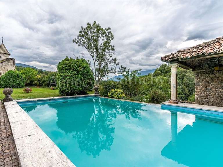 Château Usinens - 8 chambres - 685m²