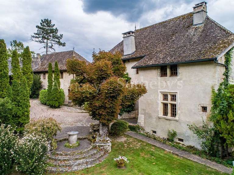 Château Usinens - 8 chambres - 685m²