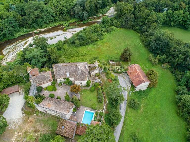 Château Usinens - 8 chambres - 685m²