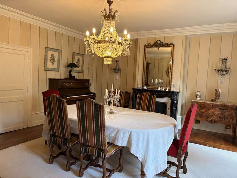 House Ussel - 8 bedrooms - 677m²