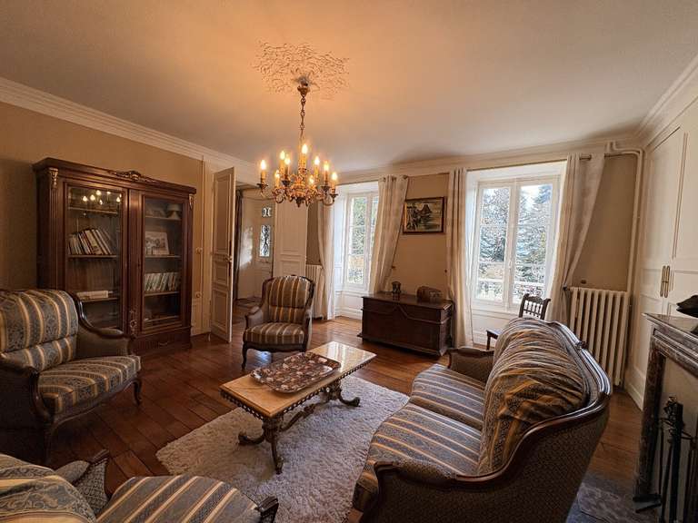 House Ussel - 8 bedrooms - 677m²